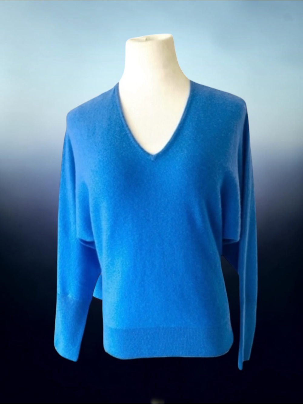 VERTICAL DESIGN 2-PLY CASHMERE THICK BLUE V-NECK DOLMAN SLEEVE SWEATER